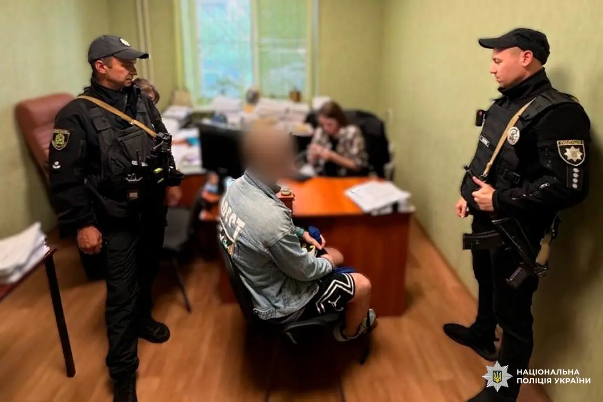 У Харкові жінка в крові вибігла з дому надвір: що сталося