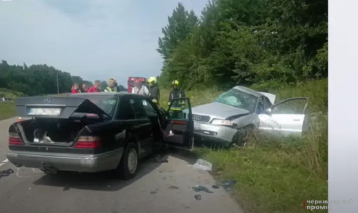 Зіткнулись «Audi» та «Merсedes»: в аварії на Буковині загинув 15-річний юнак
