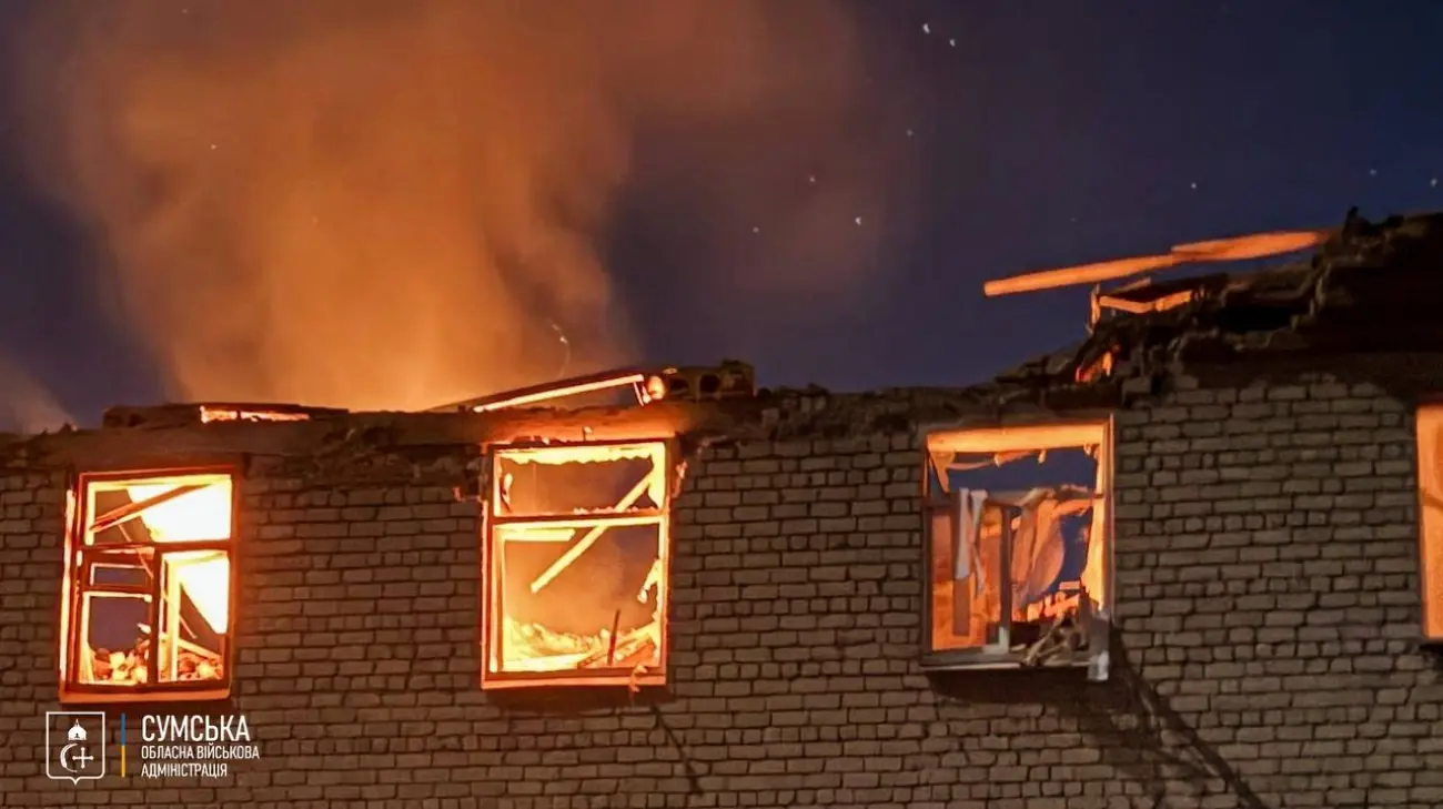 Російські дрони вдарили по навчальному закладу в Сумах: є руйнування і пожежі