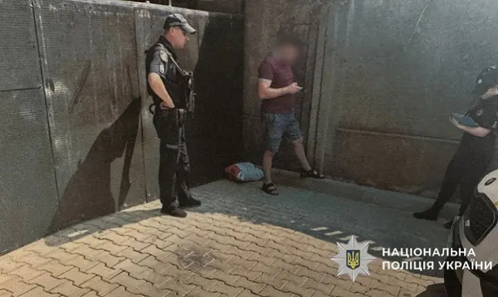 У Чернівцях затримали чоловіка, який мав при собі наркотики