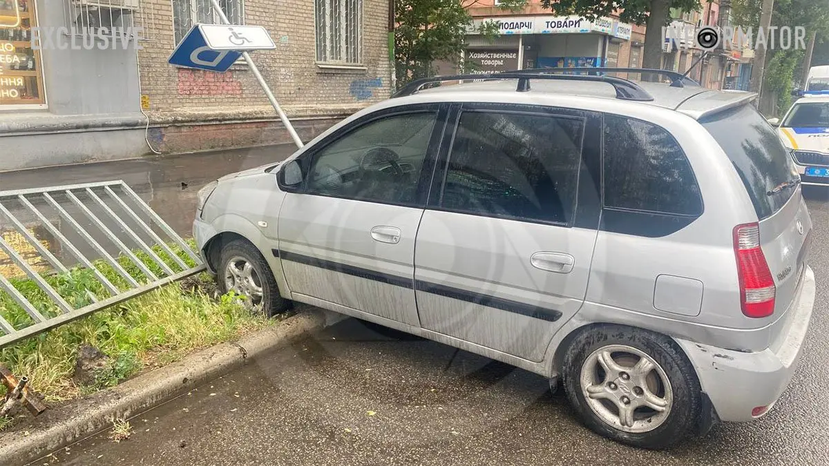 У Дніпрі на проспекті Богдана Хмельницького зіштовхнулись три автівки: пошкоджено паркан