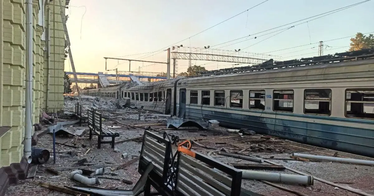 Через обстріл вокзалу на Харківщині потяги змінили графік руху