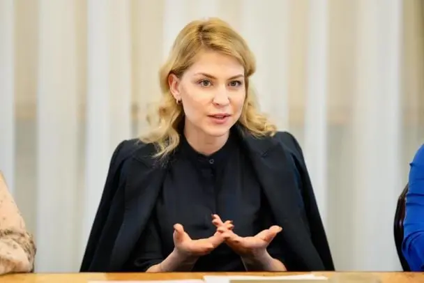 Кринж із заставками фото Стефанішиної на смартфонах: Мережа висміяла флешмоб Мін'юсту