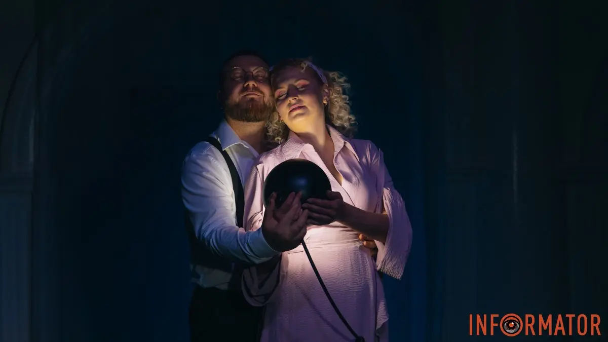 «Вона – художниця, яка малює емоціями, він – політик, який живе за планом»: дніпрян запрошують на прем’єру вистави «P.S. Кохаю тебе»