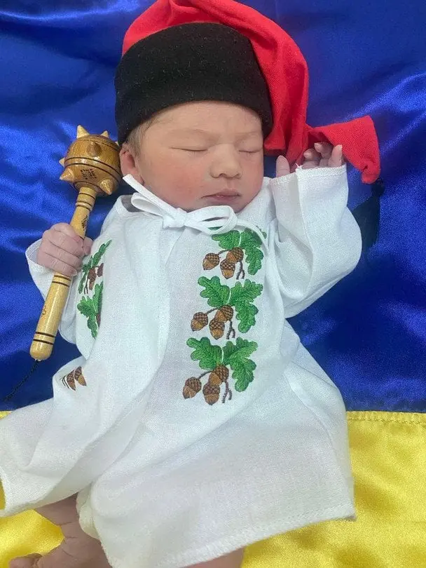 На Волині новонародженого назвали Ато та вбрали у крихітну вишиванку