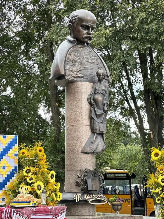 У Мамаївцях відкрили меморіал Шевченку та воїнам ОУН-УПА