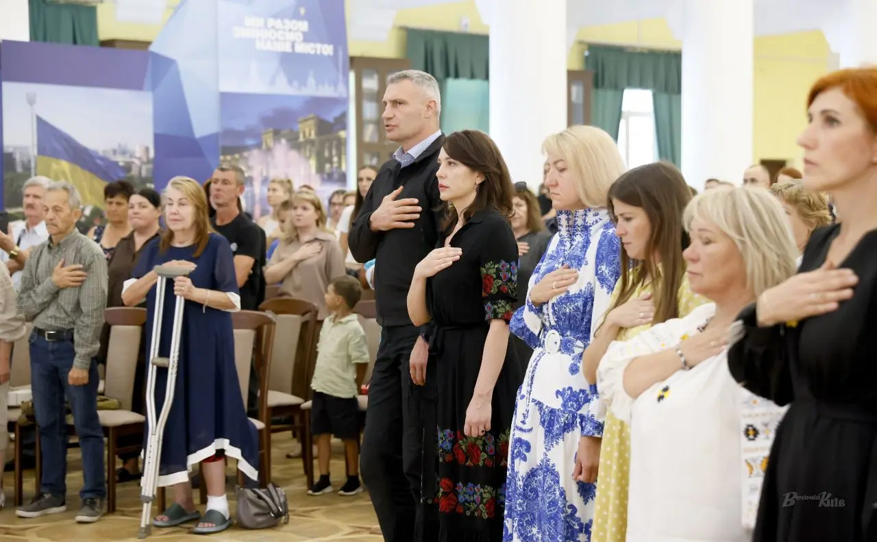 «Ключове завдання — вистояти»: Віталій Кличко вручив рідним загиблих захисників медалі «Честь. Слава. Держава»