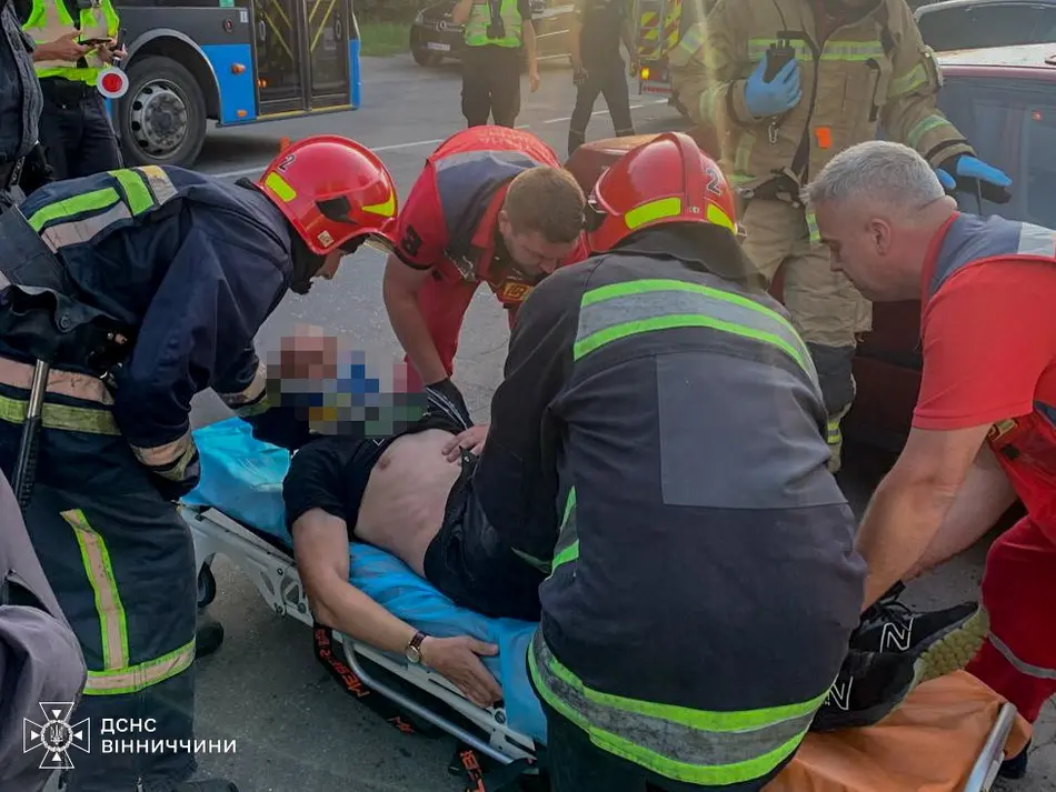 ДТП у Вінниці: рятувальники деблокували водія з автомобіля