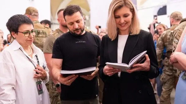 Володимир та Олена Зеленські прийшли на "Книжковий Арсенал": що вони купили