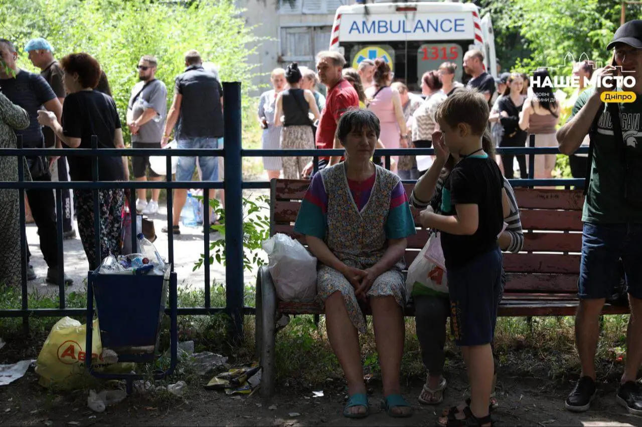 Налякані люди виносять домашніх улюбленців та уцілілі речі: що відбувається на місці ракетної атаки у Дніпрі