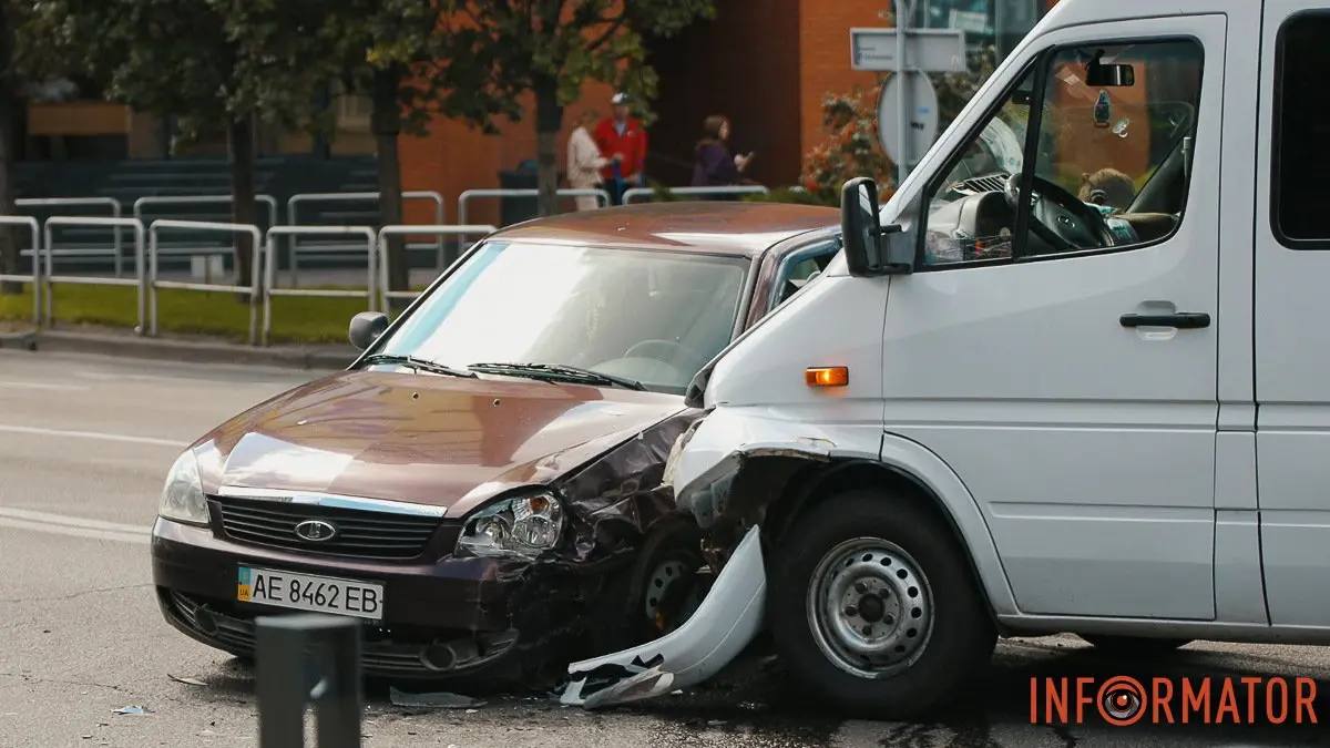 У Дніпрі на Коцюбинського біля ТРЦ «Мост-Сіті» Lada зіткнулась з маршруткою №21: є постраждалі