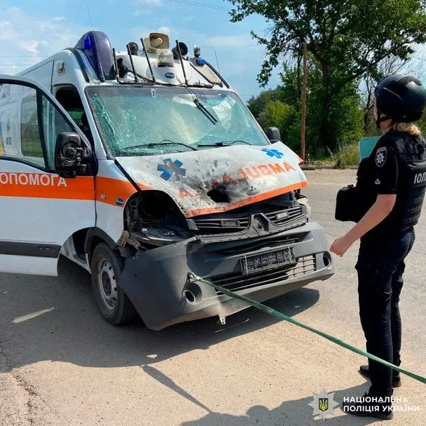 На Харківщині російський дрон поцілив в автомобіль швидкої, є поранені (фото)