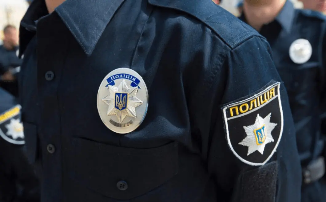 На столичному Печерську чоловік демонстрував прапор зі свастикою, поліція розпочала розслідування