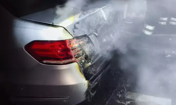 У Чернівцях згорів автомобіль AUDI Q5, пошкоджено припаркований поруч Mercedes