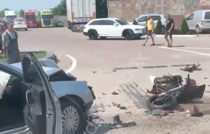 Купа металобрухту: в моторошній ДТП у Чернівцях постраждав мотоцикліст