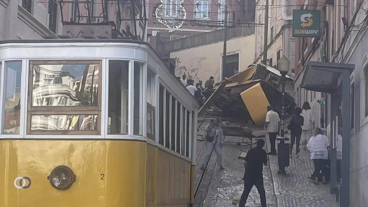 У Лісабоні зійшов з рейок вагон популярного фунікулера, є загиблі