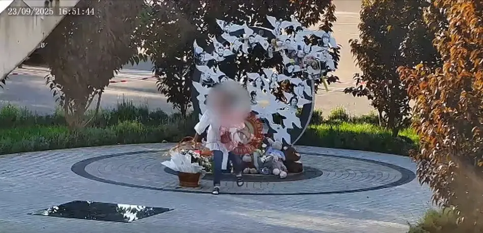 Біля Будинку офіцерів у Вінниці жінка облила напоєм місце пам'яті