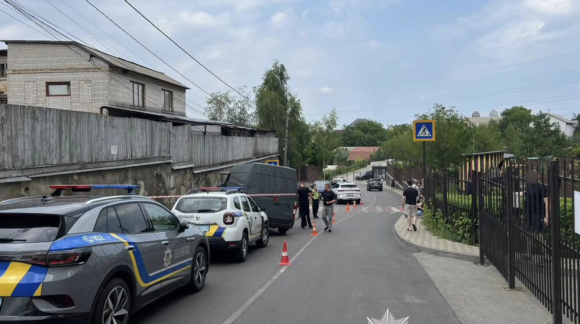 На Київщині загинув 9-річний хлопчик: на нього покотився мікроавтобус без водія