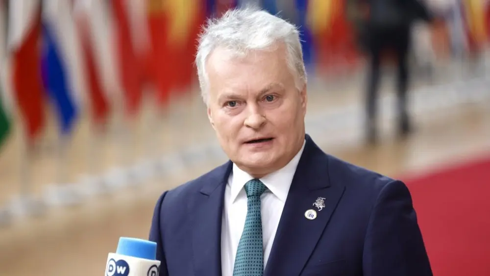 Самолет с президентом Литвы не смог вовремя сесть из-за рекламного дрона