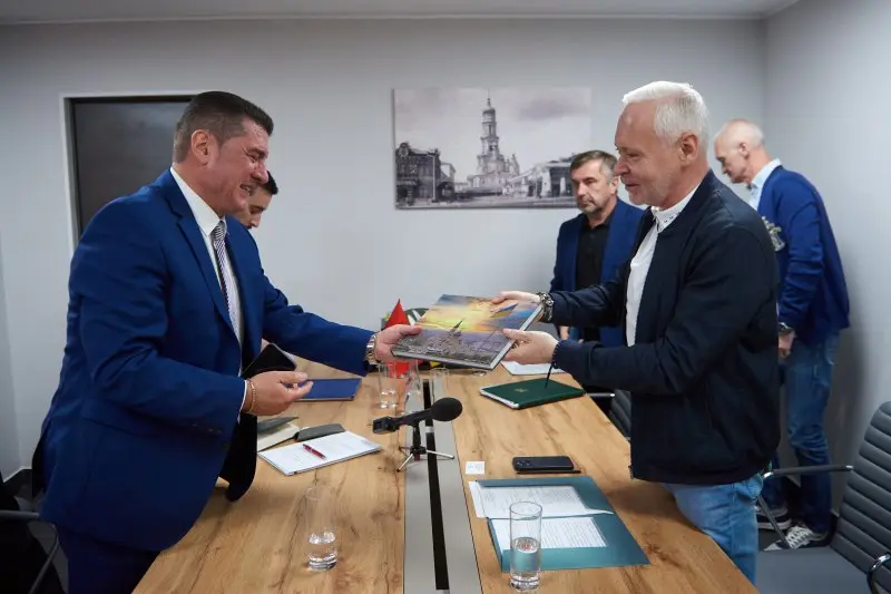 Терехов і посол Албанії відвідали зруйноване росіянами консульство у Харкові