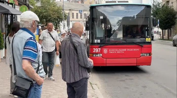У громадському транспорті Чернівців пасажирів інформують про проєкт «Рух без бар’єрів»