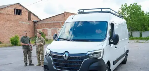 У Вінницькій громаді військовим Повітряних сил України передали спецавтомобіль