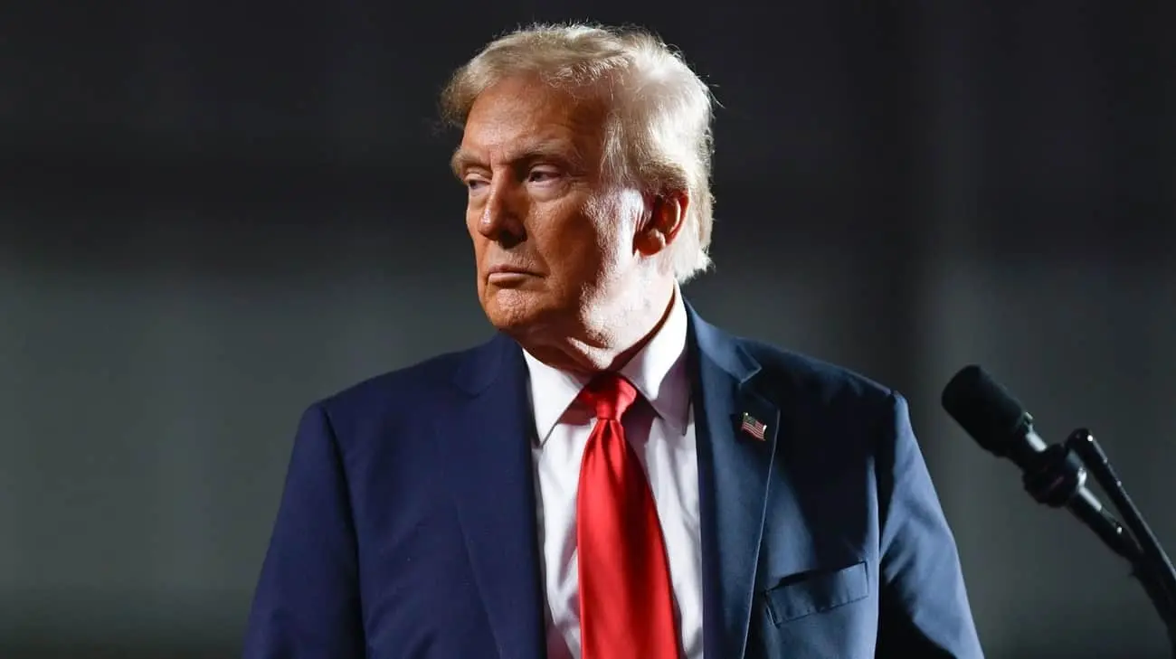 Трамп заявив, що "багато допомагає" Україні