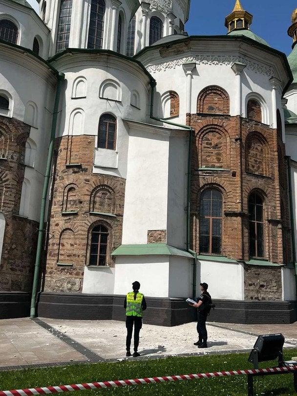 Софійський собор під ударом армії РФ: Путін замахнувся на святиню, уламки «Шахедів» збирали відрами