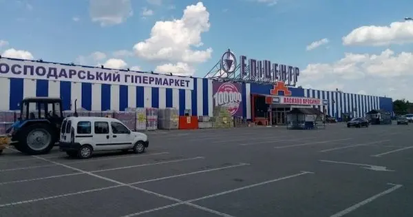 Суд оштрафував водія Mercedes за дрифт на парковці «Епіцентру» у Коломиї