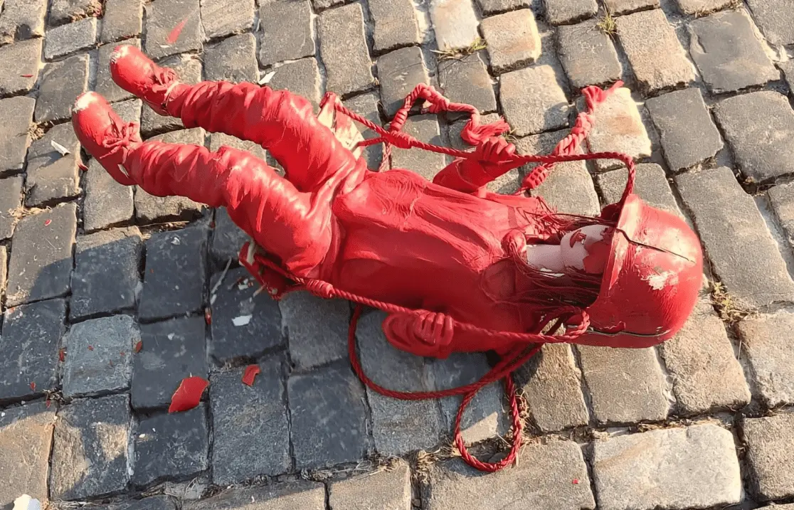 У столиці хуліган скинув з мосту скульптуру «Дівчинка на гойдалці» французького вуличного митця Коломіна (фото)