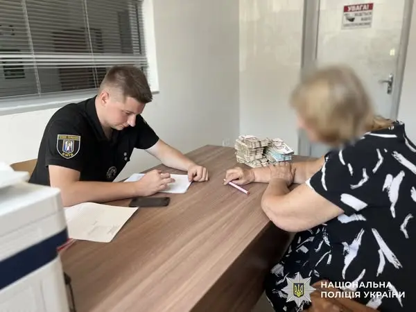Поліція Києва повернула пенсіонерці майже мільйон гривень, які вона віддала шахраям (фото)