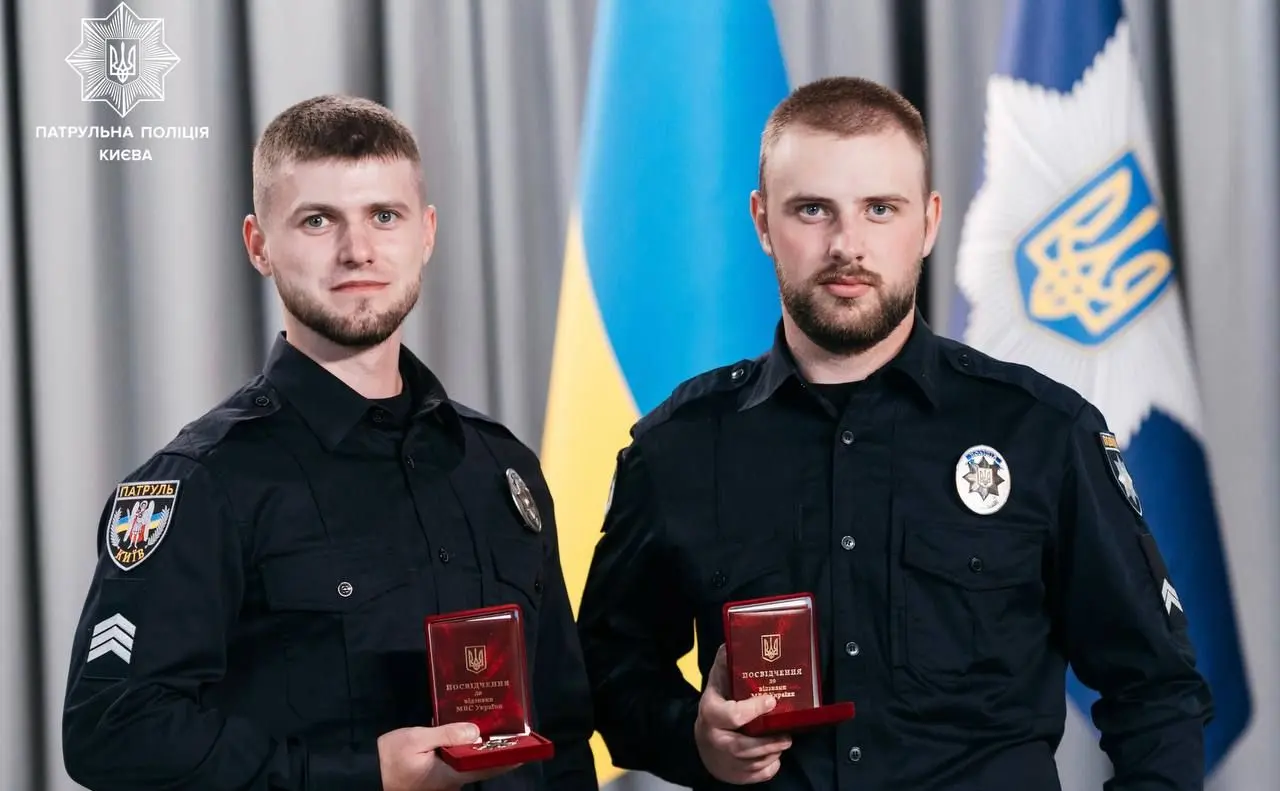 Столичних патрульних нагородили за порятунок людей під час обстрілу Києва