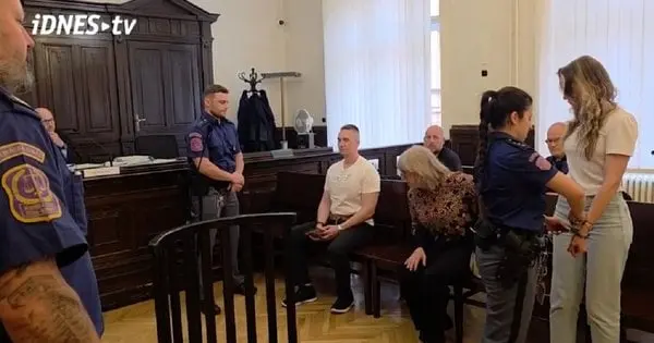 Українського митника звинувачують у масштабному шахрайстві з допомогою біженцям у Чехії