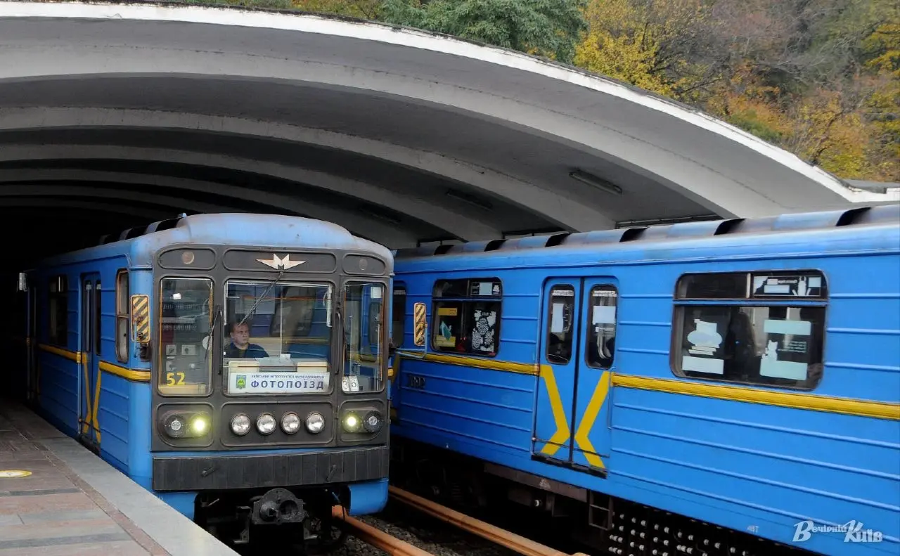 На червоній гілці метро Києва знову курсують поїзди