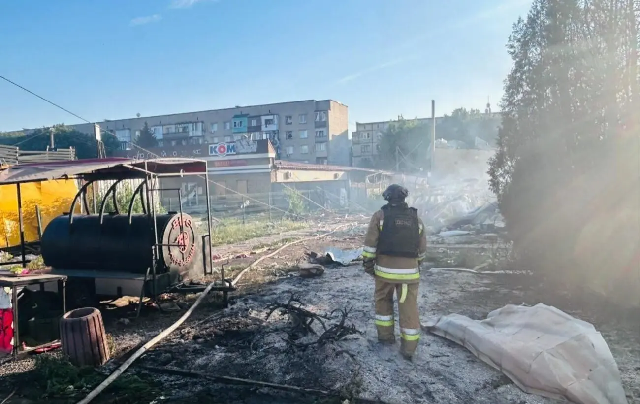 Авіаудар по Добропіллю: двоє загиблих, десятки поранених, під завалами є люди
