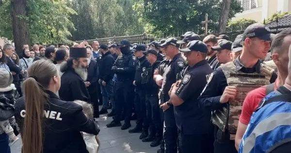 У центрі Чернівців відбулися сутички між вірянами УПЦ МП та ПЦУ