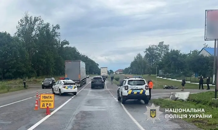 На Буковині мотоцикл зіткнувся з машиною, травмувався водій двоколісного
