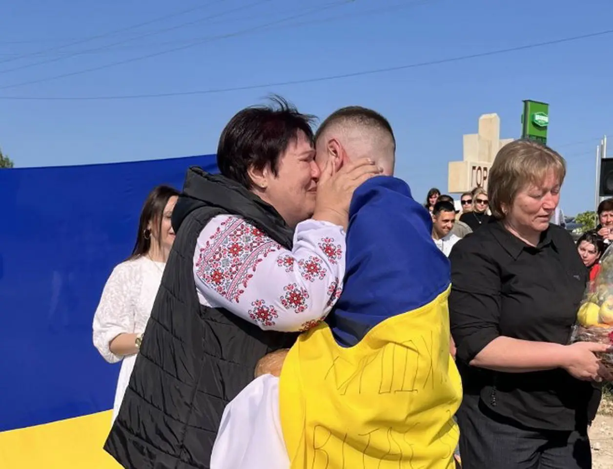 Квіти та обійми: усім селом на Вінниччині зустрічали звільненого з полону воїна