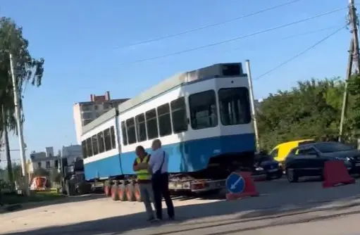 Ще один швейцарський трамвай привезли до Вінниці