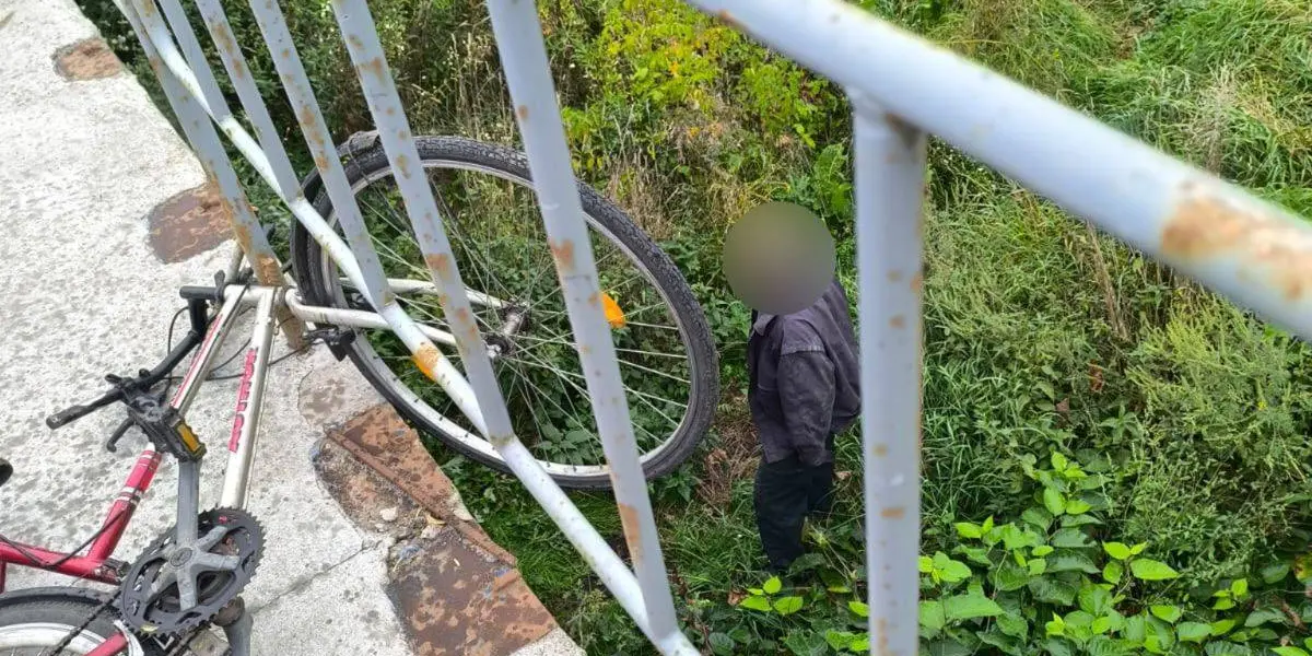 Поліцейський офіцер громади на Вінниччині допоміг пенсіонеру, який впав з мосту