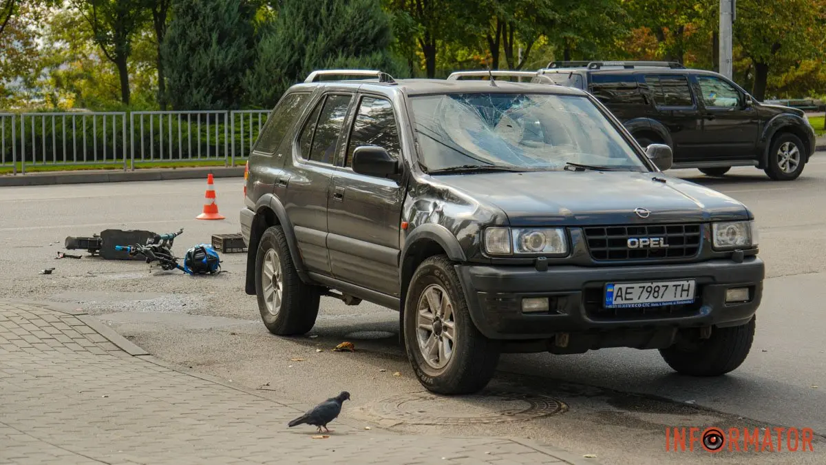 У Дніпрі на Сонячній Набережній Opel збив самокатника: потерпілого забрала «швидка»