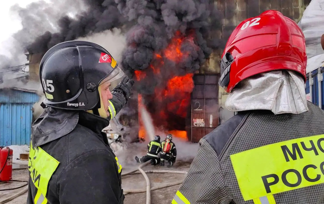У російському Кстово після атаки дронів епічно палає завод (фото, відео)