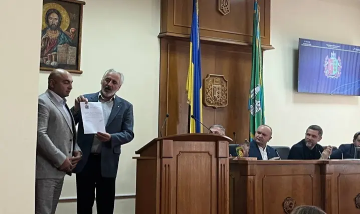 Двом депутатам партії "Слуга народу" Чернівецької облради припинили повноваження