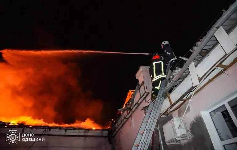 Росіяни масовано вдарили дронами по залізничному депо в Одесі, було уражено й енергетичні об'єкти — ОВА показала наслідки