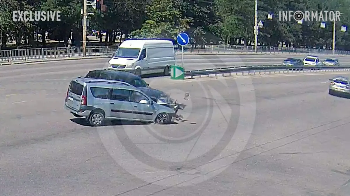 Відео моменту ДТП: у Дніпрі на Запорізькому шосе Dacia влетіла у BMW