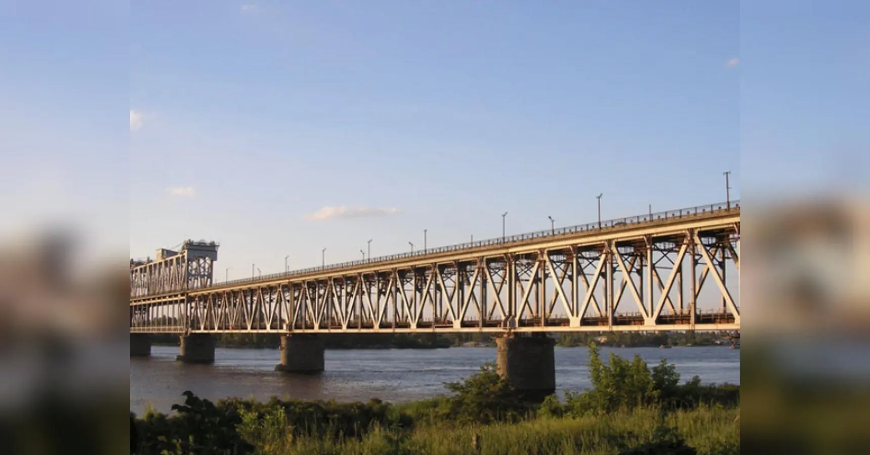 Ворог вдарив по мосту через Дніпро у Кременчуці: в «Укрзалізниці» зробили заяву щодо руху потягів
