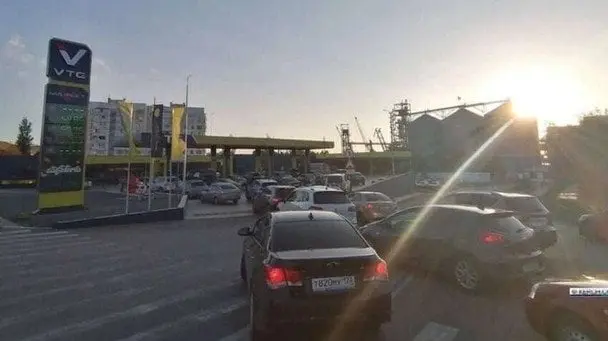 Паливна криза у Криму б’є рекорди: утворилися величезні черги на заправках (відео)