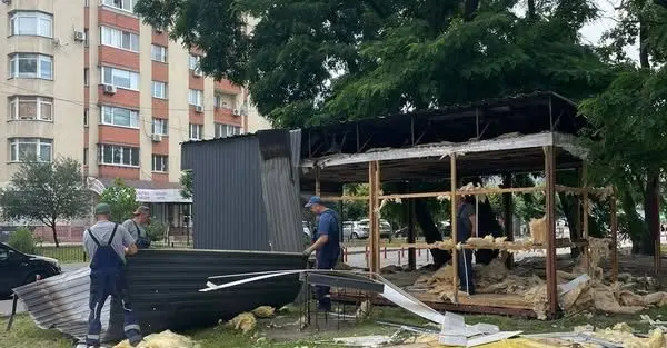 У столиці біля станції метро “Житомирська” демонтували 30 МАФів (фото)