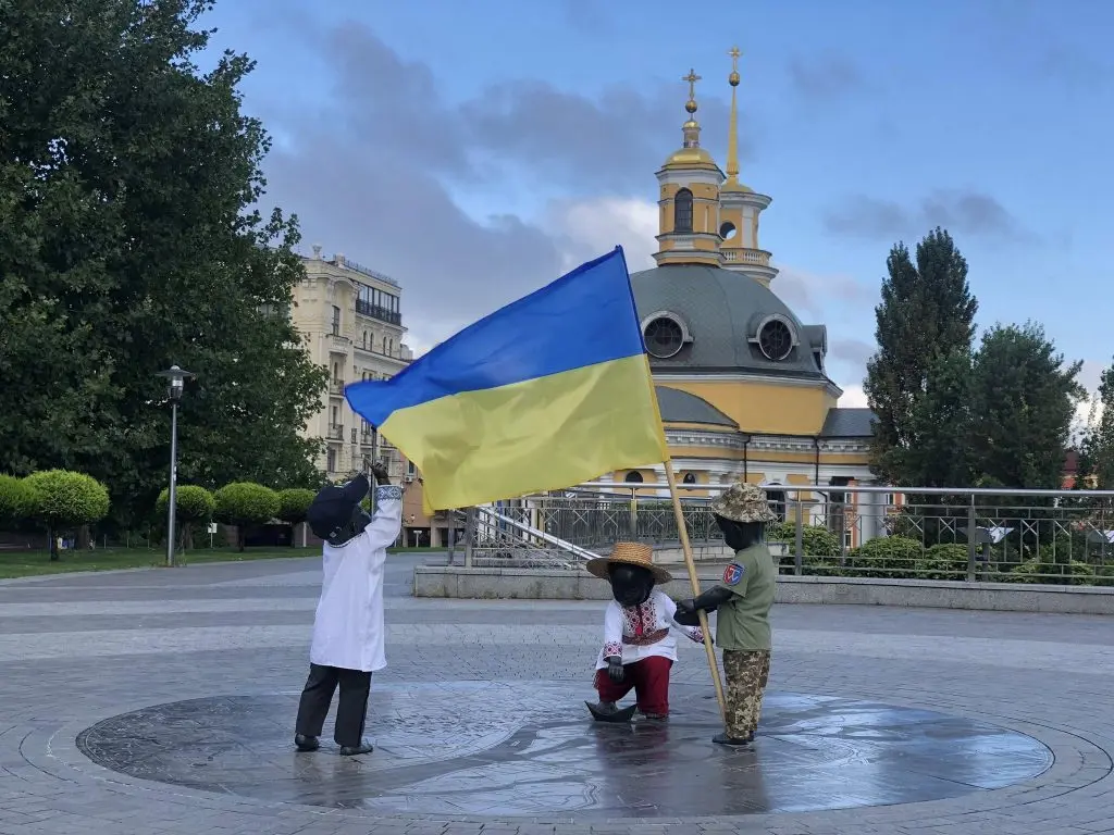 На столичному Подолі з нагоди Дня Незалежності переодягли скульптури малюків-засновників (фото)