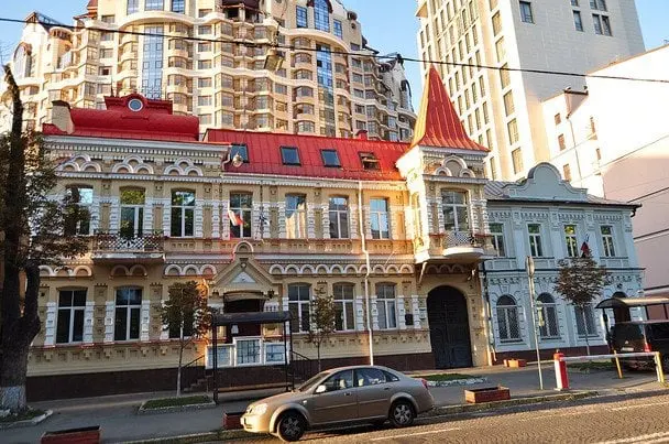 Нічна атака на Київ: постраждав консульський відділ посольства Польщі